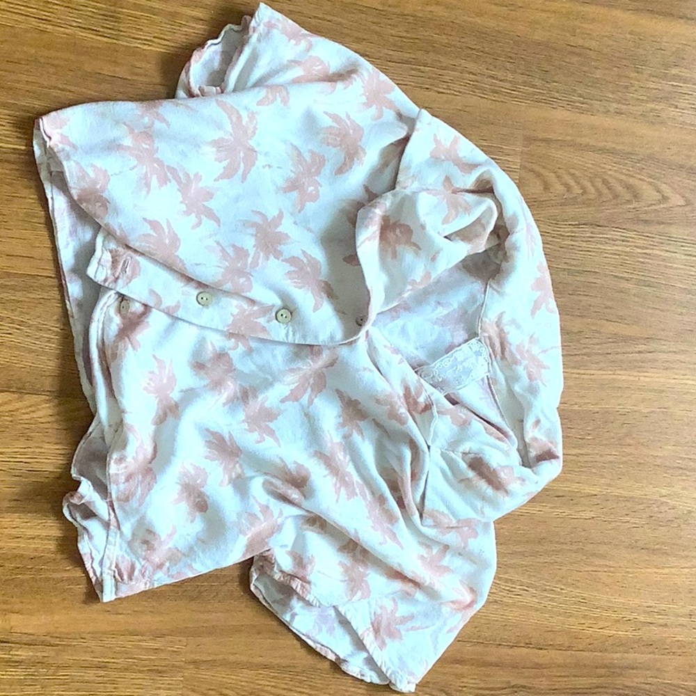 Sadie & Sage Palm Reader Cream Palm Print Cropped Button-Up Top